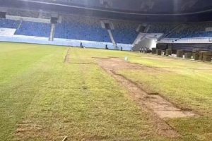 记者：网传深圳新鹏城主场草皮情况仍不佳，极易造成球员的受伤