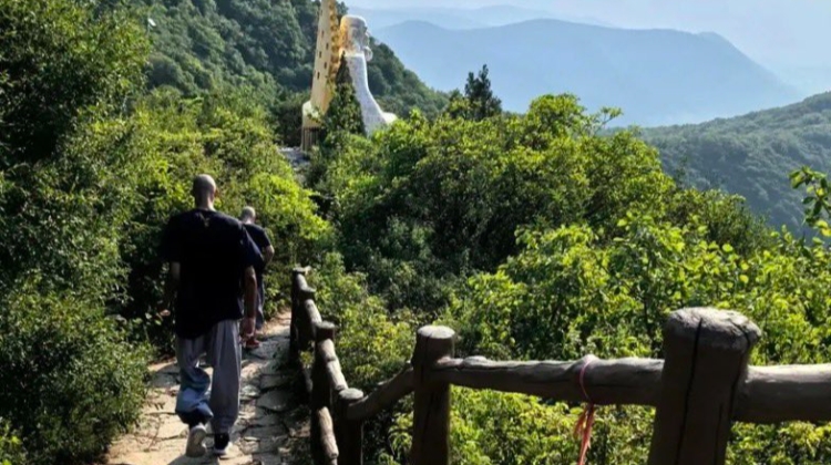 刺迷千千万😛文班修行照是一位马刺球迷的僧人所拍摄