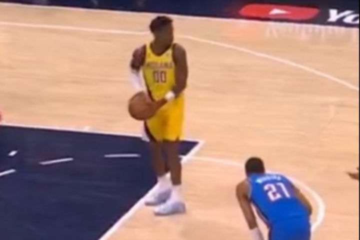 多特推倒哈利！正在罚球的马瑟林转头愣了一下😂依然罚中