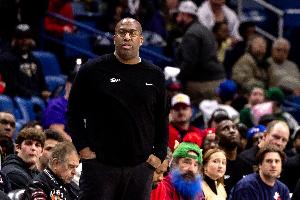 首次正式面试！Shams：尼克斯计划下周将与詹金斯和迈克-布朗会面