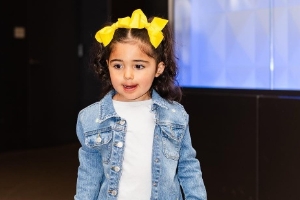 🍓大眼萌妹！托平女儿赛前直直扑倒哈利~