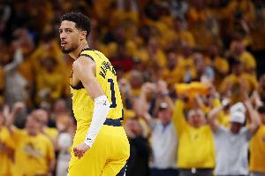 还是得多攻啊！哈利伯顿半场6中3得8分5助 次节末连得5分率队领先