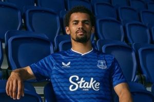 埃弗顿发布新赛季主场球衣：传统蓝色主色调+波浪状纹路