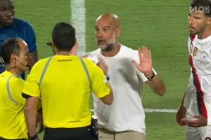 补时最后时刻多库1v2倒地，瓜帅冲进场内向裁判表达不满