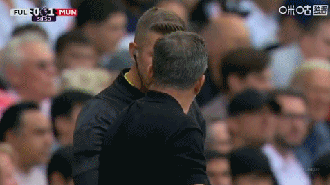 曼联领先时，富勒姆主教练向裁判投诉约罗造乌龙前有犯规嫌疑