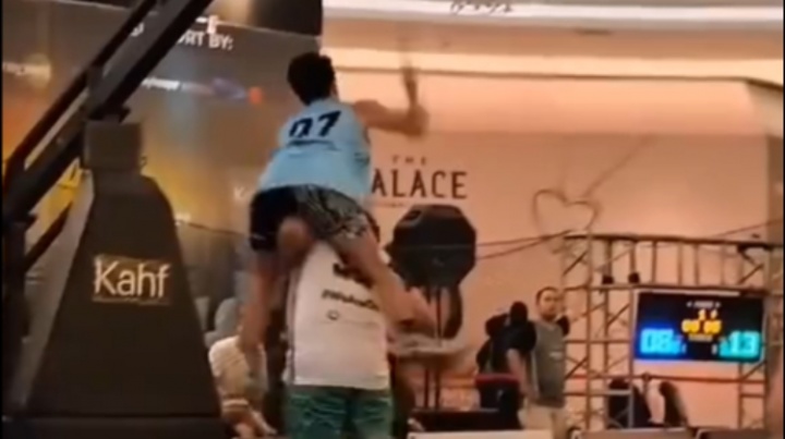 野蛮犯规！野球场进攻球员上篮被防守球员肩部顶到下体痛苦倒地