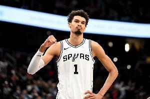 美媒列出文班多项逆天数据：历史最年轻5X5 单季250帽+100三分