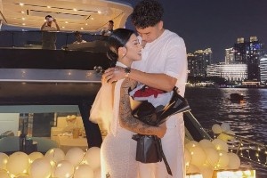 李添荣女友晒被求婚的现场照：爱的故事💐🤍💍 ​​​