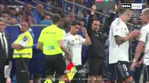 现场声：姆巴佩滑跪庆祝和维尼修斯替补登场时，球迷模仿猴子叫声