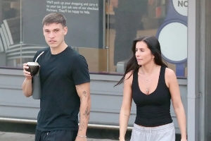 女方是姆巴佩前任👀太阳报：乌加特与新女友购物&首度公开露面