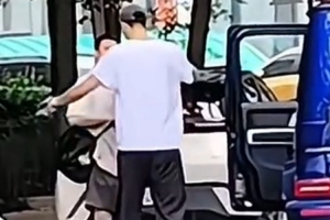 再见就是对手了！近日有球迷拍到 张镇麟与赵继伟在街头拥抱告别