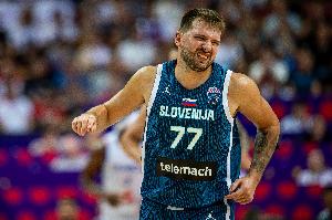 斯洛文尼亚半场领先冰岛1分！东契奇半场10中3&三分4中0得9分3犯