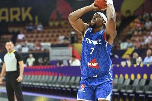 炸裂输出！亚布塞莱20中12轰全场最高36分外加6板 三分12中6