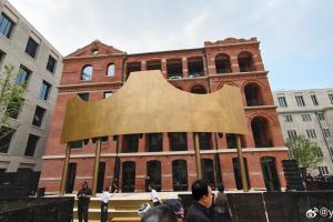 詹姆斯外滩活动现场已架设巨型“皇冠”logo和无数镁光灯