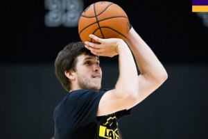 头发太长？湖人官方晒里夫斯训练照 东契奇评论：请你理个发吧