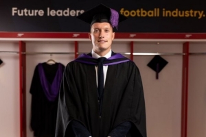 菲尔-琼斯毕业感言：退役时就决定攻读这一课程，未来可能做总监