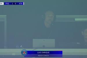 👀又来？恩里克在看台头戴耳机指挥巴黎，此前法甲就有类似情况