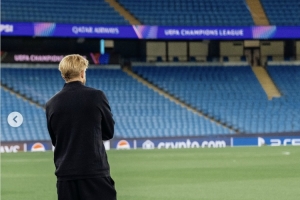 😹这一刻万般回忆涌上心头！德布劳内晒伊蒂哈德踩场背影照