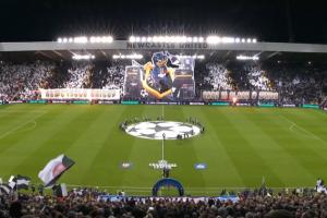 时隔22年再次欧冠迎战巴萨，纽卡球迷赛前展示巨幅TIFO