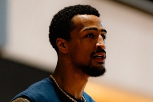 🎂真挚的祝福！🎂NBA官方祝约翰-科林斯28岁生日快乐！