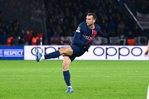 法媒：面对马赛球迷挑衅，鲁伊斯与门德斯用展示队徽的举动回应