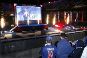 见证荣耀时刻！巴黎球迷在王子公园球场观看金球奖颁奖典礼