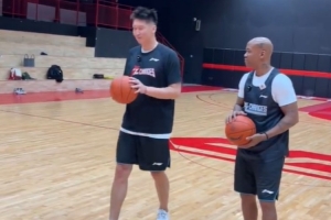 马布里PK孙悦三分 孙悦花式干扰拿下胜利 老马+妻子合做50俯卧撑