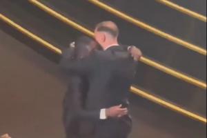 门神秃顶了...登贝莱获奖先与多纳鲁马拥抱，第二拥抱亚马尔