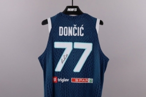 东契奇欧锦赛亲穿签名球衣正在拍卖！目前最高价不到3万人民币！