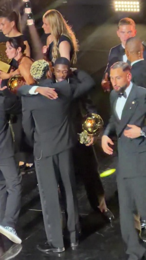 Respect🤝金球奖仪式结束后，亚马尔在旁等待并祝贺登贝莱获奖