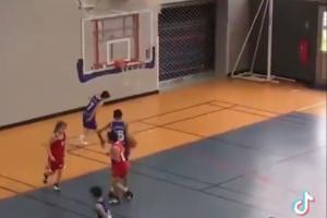 🤣很喜欢生气砸球啊！小时候的文班亚马是怎么打球的？