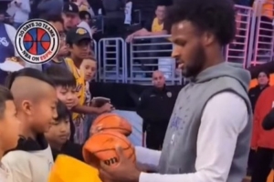 有爱互动！小球迷：你会给勒布朗-詹姆斯打多少分？布朗尼：100！