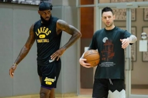 训练师Brickley：老詹的自律无人能及 8点训练他6点就会来热身