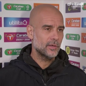 放飞自我🤣继发布会wink，场边亲吻边裁后、瓜帅再献调皮吐舌