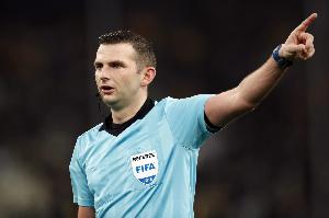 官方：迈克尔-奥利弗将担任巴萨vs巴黎的主裁判