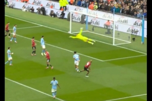 首秀献神扑，多纳鲁马曼市德比扑姆伯莫射门当选英超9月最佳扑救