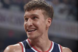 又叒伤了！比赛刚开打130秒 博格丹遭遇了下背部不适