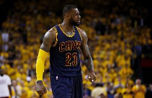 杨毅：詹姆斯骑士2.0时代还是完全掌控 他不签长合同就是1+1