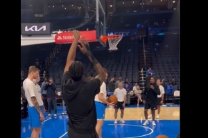 杰伦威训练仍用左手投篮！球队称其恢复一切都在计划之中