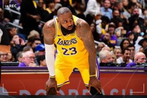 💥突发！Shams：詹姆斯因右侧坐骨神经痛将缺阵至少3-4周！