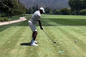 记者：右手高尔夫球手通常会遭受左侧坐骨神经痛 而詹姆斯是右侧