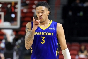 打得不错！56号秀理查德半场4中3贡献8分2板1助