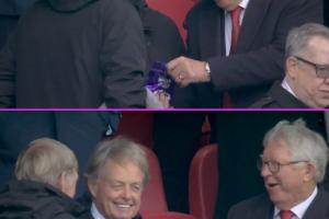 曼联领先！弗格森在看台上分享巧克力给达格利什，弗爵笑得超开心