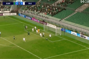 太夸张了！王刚禁区外迎球凌空抽射，高高飞出转播画面5秒才落地