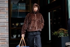 火箭众将入场穿搭：申京豹纹外套 除亚当斯外全员过冬