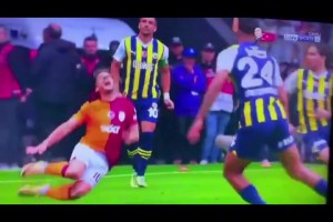 演技太拙劣！默滕斯你是来踢球的还是来跳水的😅