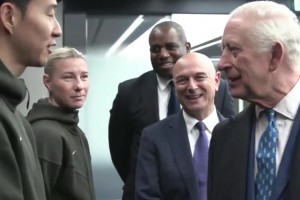 查尔斯三世访问热刺并与孙兴慜交谈：球队最近咋样呀🤔