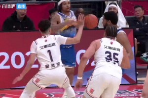 等着吃罚款吧！艾孜买提5犯下场，坐在板凳席上做出竖中指手势