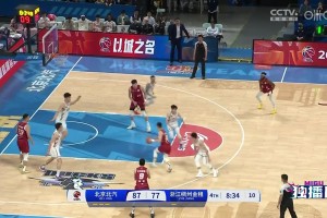 望无大碍！周琦上篮偏出&争抢时被余嘉豪打到眼部 回更衣室处理