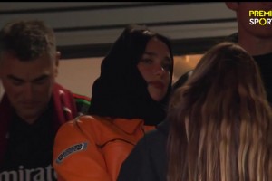 啪姐竟是阿森纳球迷，现场观战阿森纳vs皇马穿着十分保守😂